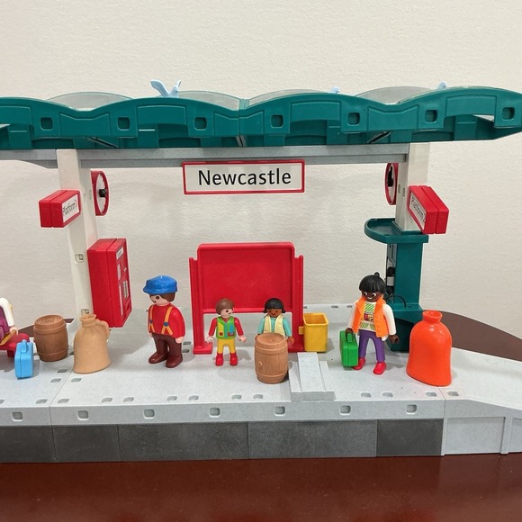 VTG Playmobil 4382 Double Platform Train Station - Newcastle - With Figures - Picture 2 of 9
